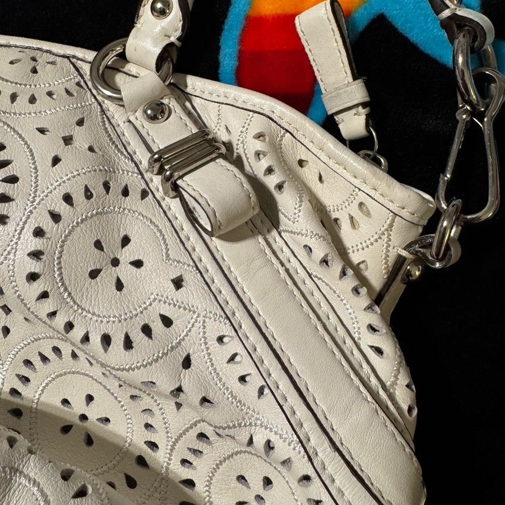 Elegant Coach White Designer Handbag - Picture 2 of 7